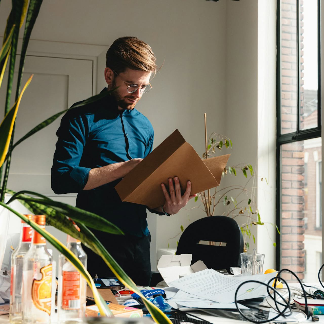 rWsite_image_ASH-man-organizing